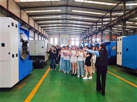 5月27日、29日，临沂大学部分师生走进沂机，开展了一场别开生面的社会实践课。公司副总经理孔德娜热情接待并陪同参观讲解。沂机将以此次活动为契机，持续与高校探索建立长效沟通渠道，为应用型人才培养搭建实践平台，让更多青年学子了解制造业、热爱制造业，同时，深入探索产学研融合路径，切实履行企业社会责任，为人才培育高质量发展贡献沂机力量。